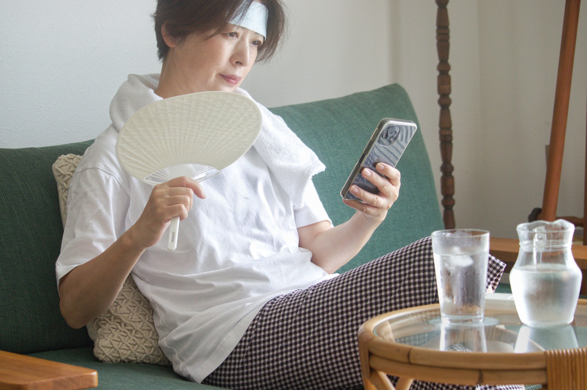 冷房が寒いときの対策は？オフィスで使える羽織りと足元の備え